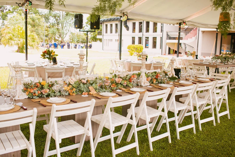 Organización integral de bodas - mesa decorada al aire libre
